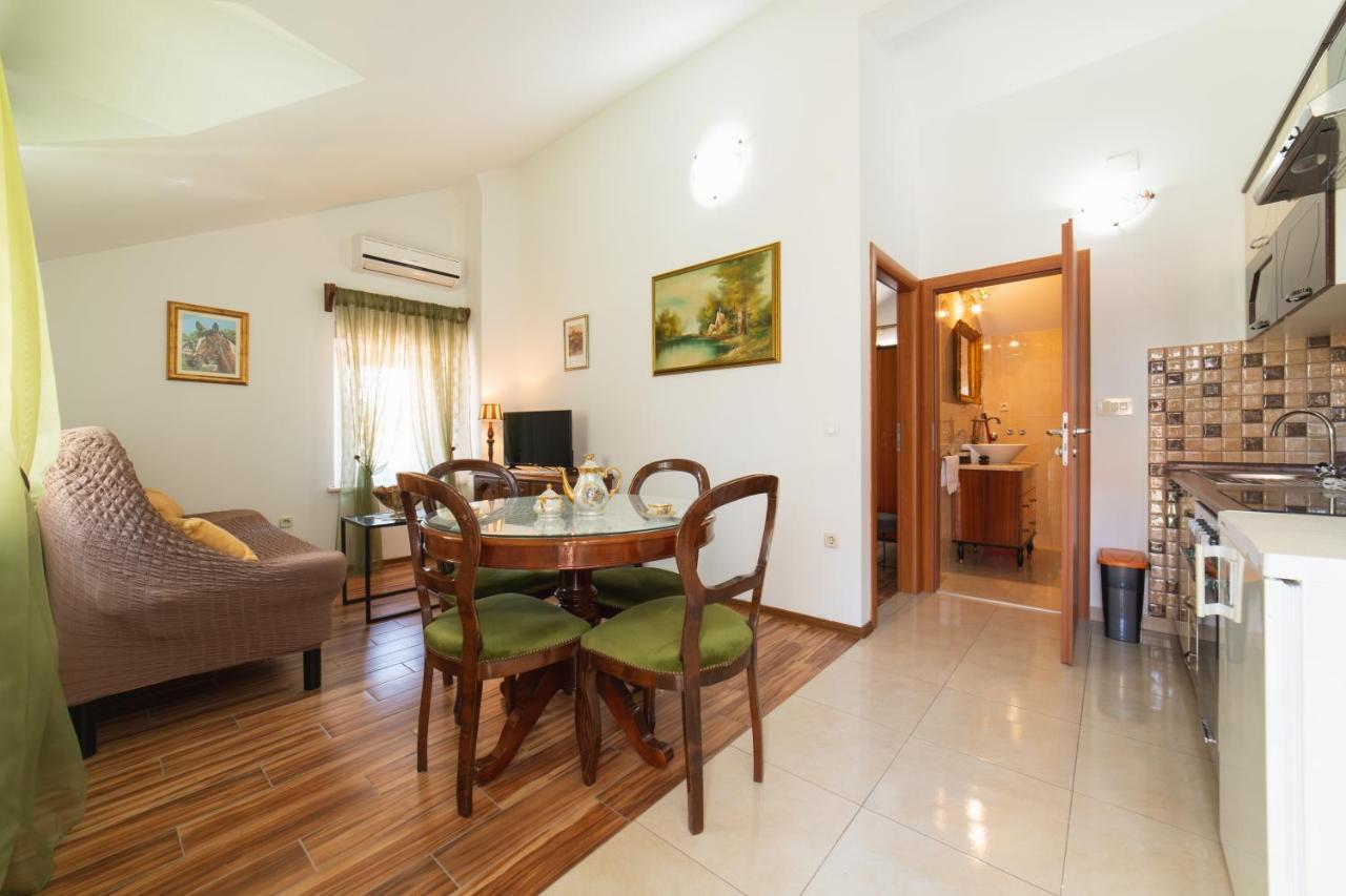 Apartments Villa Mira Kaštela Buitenkant foto