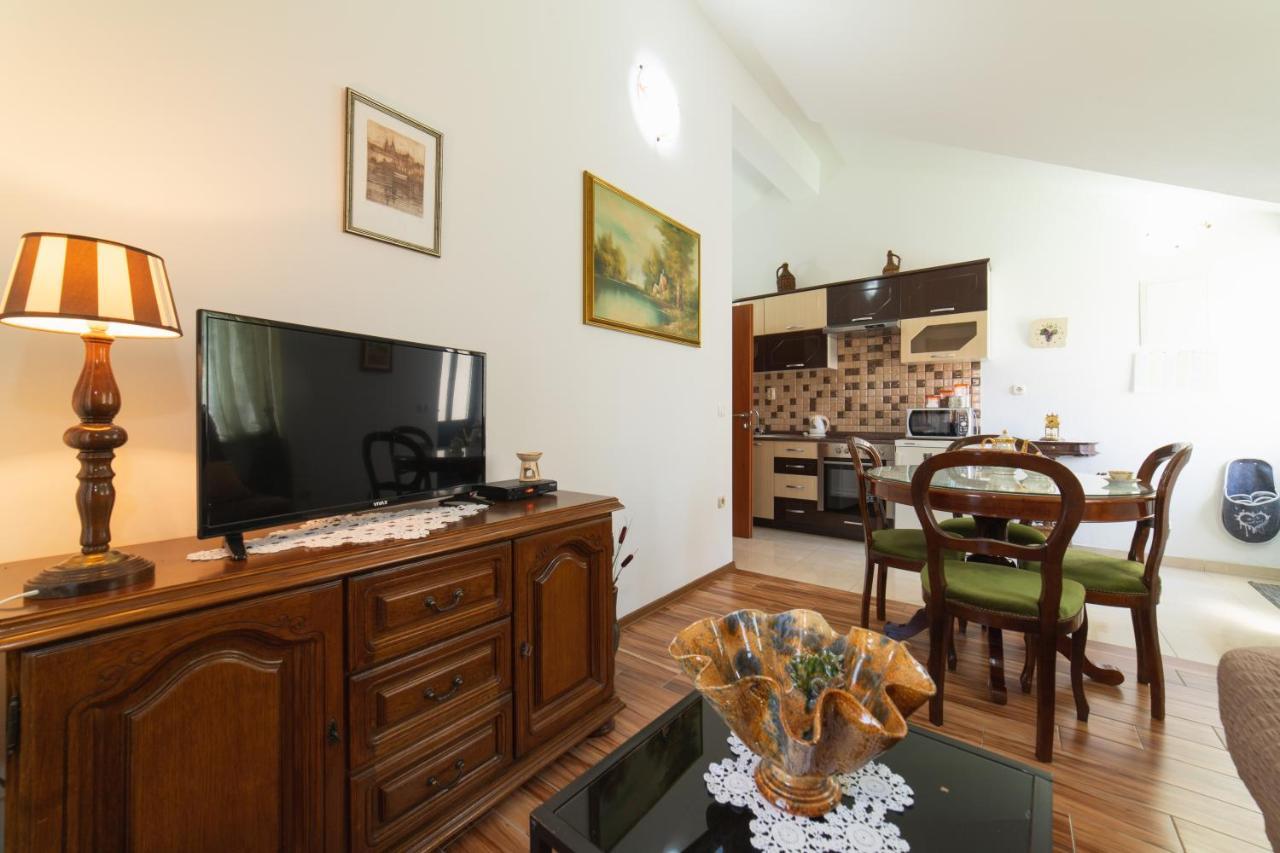 Apartments Villa Mira Kaštela Buitenkant foto
