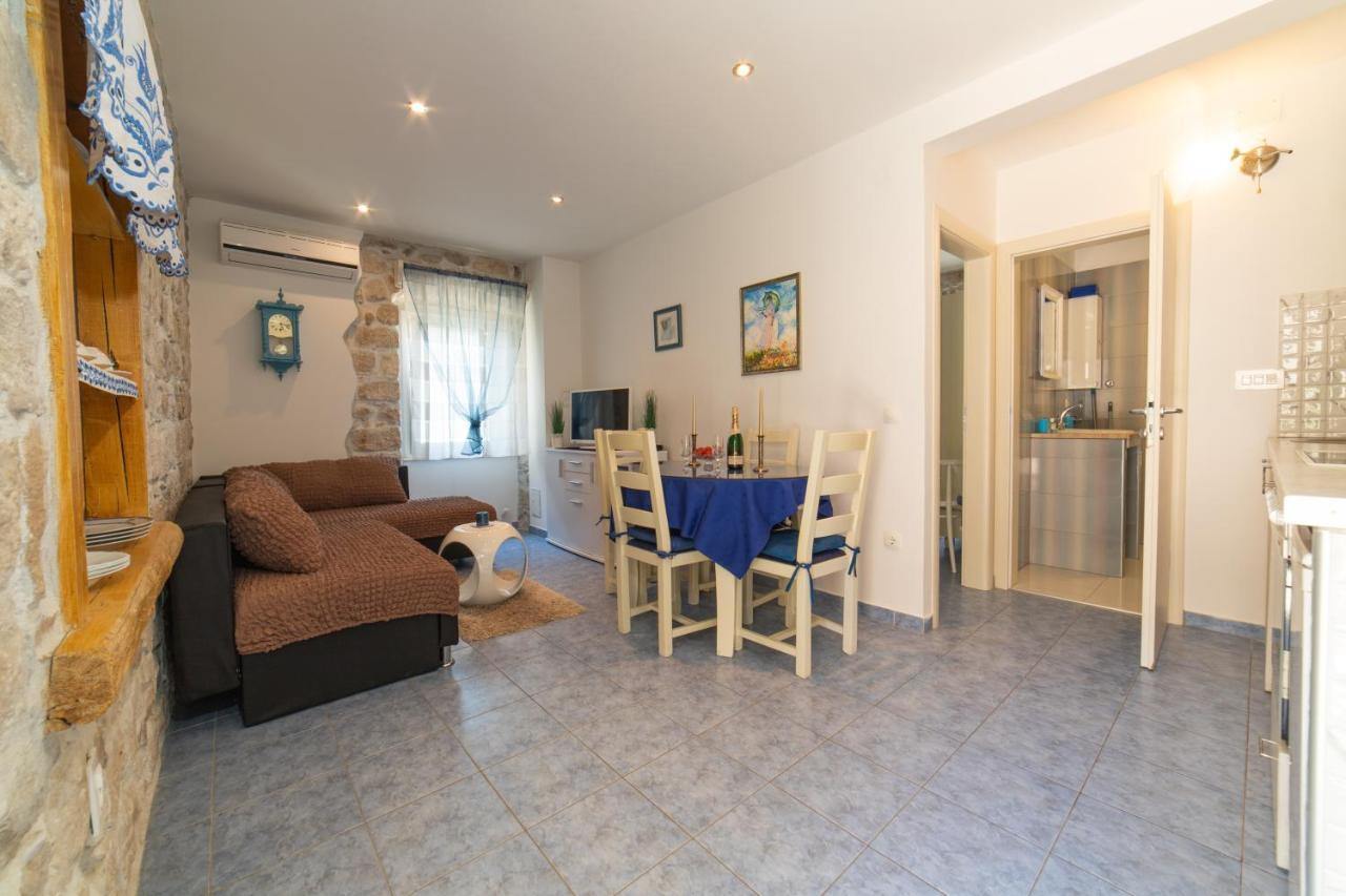 Apartments Villa Mira Kaštela Buitenkant foto